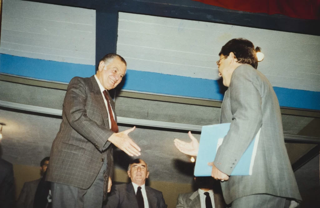 Fotografía del ex presidente Aylwin dando la mano a nuestro secretario don Ignacio Donoso